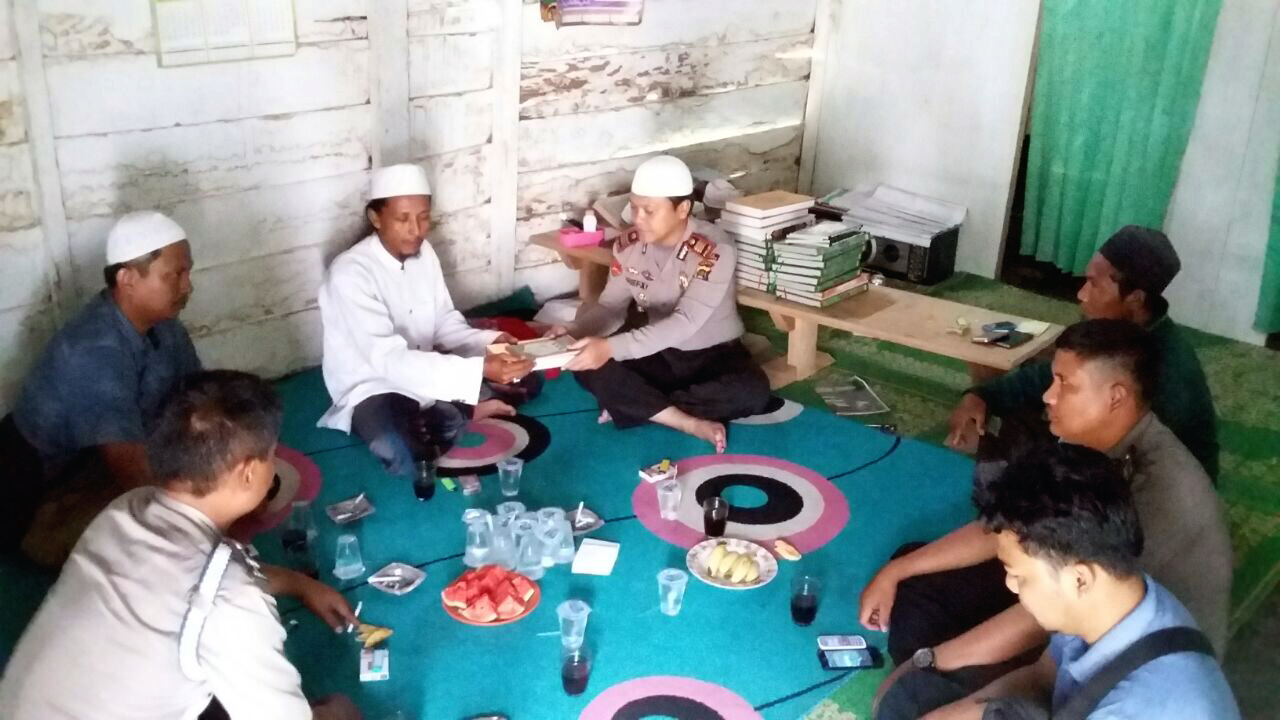 Kapolsek Tungkal Ulu Polres Tanjung Jabung Barat Memberi Bantuan Ke Madrasah AL IKHLAS